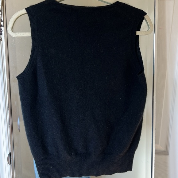 Lord & Taylor cashmere sleeveless sweater. - Picture 3 of 4